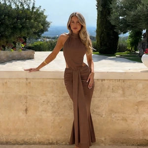 Robe longue dos nu marron sexy avec découpes à la taille pour les vacances et fêtes