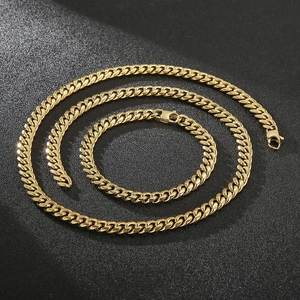 Détail de l'ensemble collier et bracelet à mailles cubaines en acier inoxydable doré