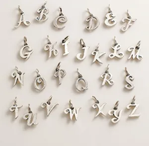 Makro-Detail von 26 Alphabet-Anhängern von A bis Z in Silber für DIY-Schmuck