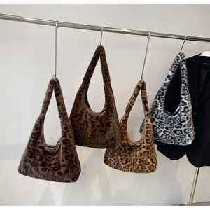 Détail de quatre sacs fourre-tout léopard en fausse fourrure dans divers tons chauds