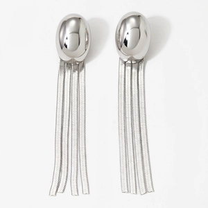 Détail de boucles d'oreilles argentées avec pampilles en chaîne serpent et poli