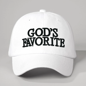 Détail de la broderie noire God's Favorite sur une casquette en coton blanc