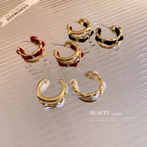 Double-layered C-shaped gold hoop earrings with velvet chain wrap in red, black and beige