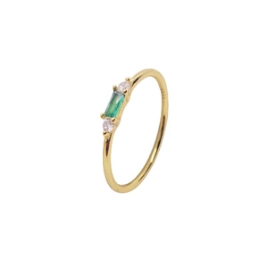 Elegant S925 sterling silver gold plated ring with emerald green stone and side diamonds