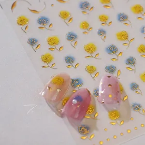 Détail de stickers nail art roses aquarelle avec contours dorés et perles sur ongles