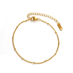Bracelet de cheville minimaliste en acier inoxydable doré avec perles sur fond blanc