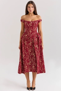 Détail de la texture en dentelle florale et design à épaules dénudées sur robe rouge