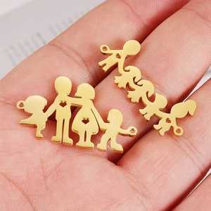 Poliertes Gold-Anhänger Set mit Familienfiguren und herzförmigen Ausschnitten in der Hand