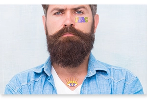 Makroaufnahme bunter wasserfester PEACE- und Regenbogen-Tattoos auf Hals und Gesicht