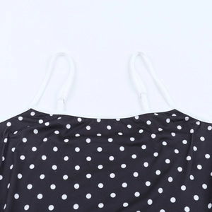 Détail du motif à pois contrastés et des fines bretelles de cette robe courte moulante