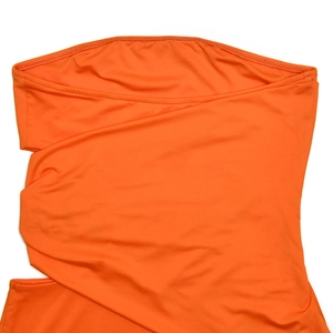Détail de la robe bustier orange en maille montrant les découpes latérales et coutures