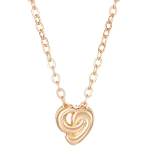 Collier élégant avec pendentif coeur torsadé doré au design moderne sur fond blanc