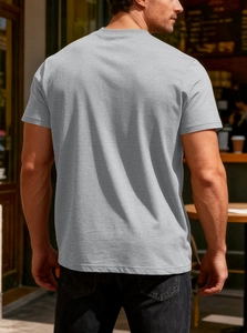 Vista posteriore all'aperto di una t-shirt grigia da uomo in maglia a nido d'ape