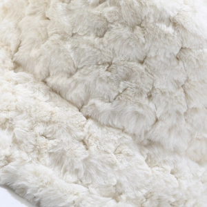 Détail de la texture douce en fausse fourrure blanche d'un chapeau cloche d'hiver