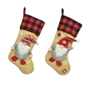 Twee jute kerstkousen met 3D kabouterdecoraties en rood-zwarte geblokte manchetten