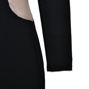 Détail rapproché du tissu noir haute élasticité avec empiècements en maille beige