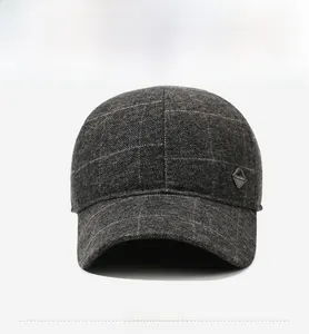 Dettaglio del berretto da baseball a scacchi grigio scuro con ornamento in metallo
