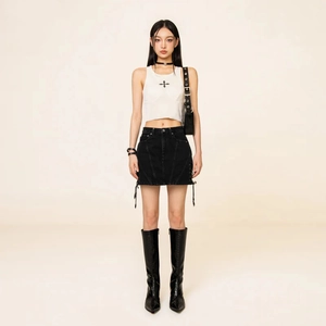 Mini-jupe en jean noir à taille haute avec clous métalliques et cordon de serrage