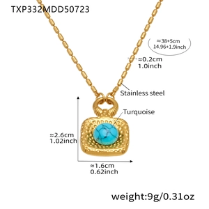 Details einer goldenen Edelstahlkette mit quadratischem Türkis-Anhänger und Maßen