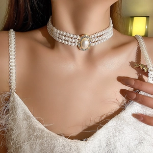 Collier de perles à trois rangs avec pendentif ovale doré vintage orné de strass