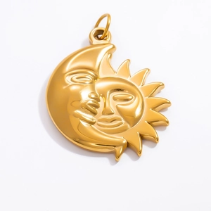 Détail du pendentif soleil et lune plaqué or 18 carats avec finition relief polie