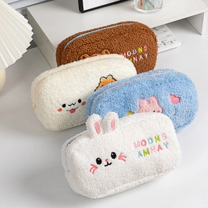 Vista dettagliata di quattro astucci in peluche colorati con ricami di animali su un tavolo