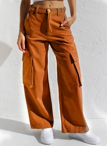 Detail der High-Waist-Cargo-Hose mit großen Seitentaschen in einem Karamellbraun-Baumwolltwill