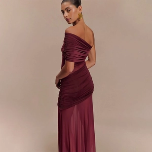 Détail d'une élégante robe longue bordeaux à une épaule avec texture en maille soyeuse