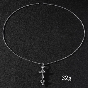 Détail du pendentif croix en acier inoxydable argenté avec chaîne box et poids de 32g