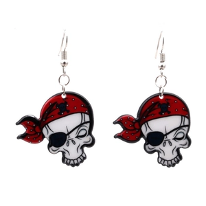 Boucles d'oreilles crâne pirate d'Halloween avec bandana à pois rouges sur fond blanc pur