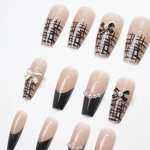 Faux ongles roses avec pointes French noires, nœuds, perles et motifs à carreaux
