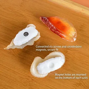 Aimant de réfrigérateur sushi saumon réaliste avec fixation par vis sur plateau bois