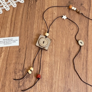 Details einer böhmischen Vintage-Halskette mit braunen Holzperlen und Keramik-Anhänger