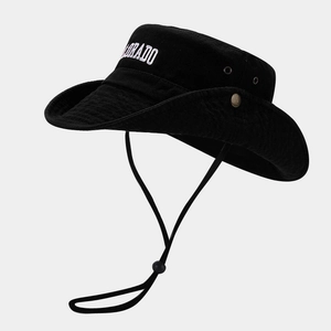 Détail de la broderie Colorado et des œillets sur un chapeau de randonnée noir