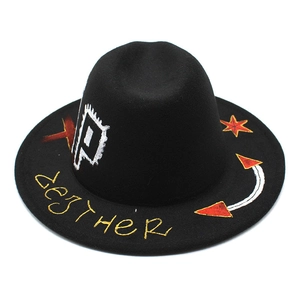 Chapeau fedora noir en laine avec graffiti lettre P et broderie dorée stylisée