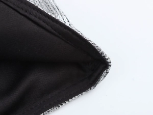Gros plan de sequins argentés détaillés avec des coutures intérieures noires de qualité