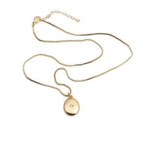 Minimalistische goldene Halskette mit ovalem Sternanhänger auf weißem Hintergrund