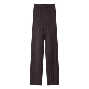 Dettaglio dei pantaloni in maglia marrone scuro con vita elastica alta e trama a coste