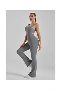 Detailansicht eines dunkelgrauen Yoga-Bodysuits mit Rückenausschnitt und ausgestelltem Bein