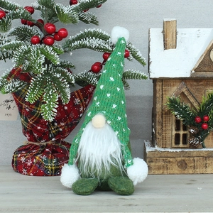 Gnome de Noël en peluche avec bonnet vert à cœurs et décorations de fête pour la maison