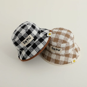 Retro Kinder Fischerhüte aus Tweed mit Karomuster in Schwarz und Braun auf hellem Grund