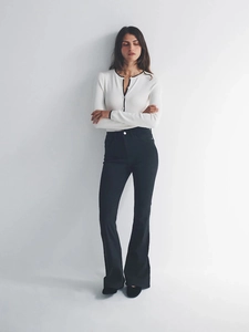 Gilet blanc à bordures contrastées noires et pantalon évasé assorti