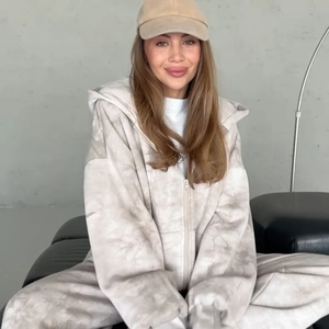 Détail du motif tie-dye sur le sweat à capuche oversize et le pantalon de jogging droit