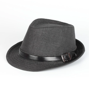 Dettaglio cappello fedora nero in paglia intrecciata con fascia in pelle e fibbia in metallo