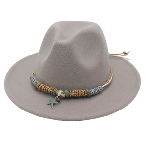 Cappello fedora grigio chiaro a tesa larga con fascia intrecciata e ciondolo a stella marina