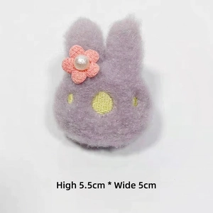 Plüsch-Hasenbrosche in Lila mit Blume und Perle, Größe 5,5cm x 5cm für Taschen