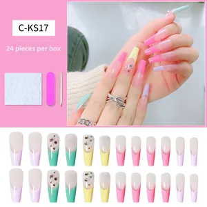 Faux ongles ballerine dégradé rose avec strass et design de manucure française