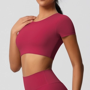 Détail d'un crop top sans couture rouge foncé et d'un legging au fini mat