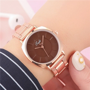 Montre pour femme en acier or rose avec cadran marron et design épuré par Tadi