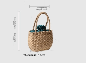 Détail du sac cabas en paille avec dimensions, doublure verte et guides de taille précis